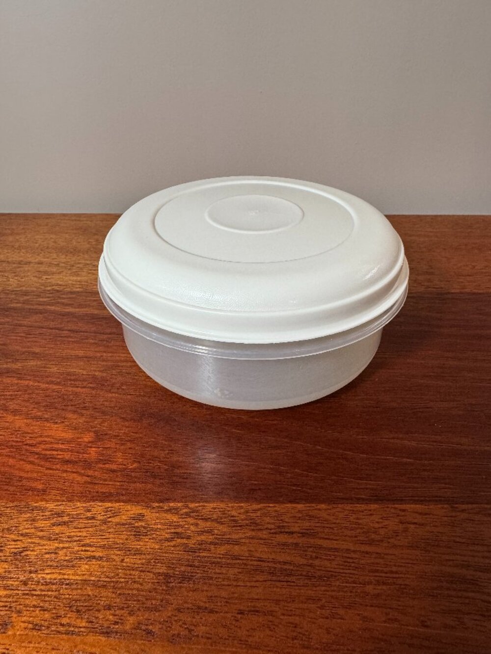 Rubbermaid Servin Saver #3 With #3 Almond Lid 1.4 Quart Storage Container